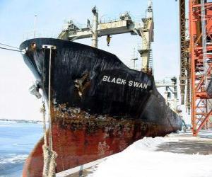 puzzel Groot schip van koopwaar gebonden in de haven