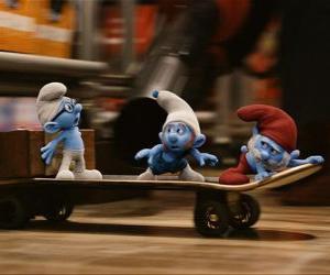 puzzel Grote Smurf, Brilsmurf en Potige Smurf en skateboarden te ontsnappen Gargamel