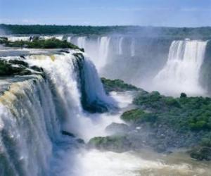 puzzel Grote waterval met zijn vele watervallen en wolken van stoom stijgt