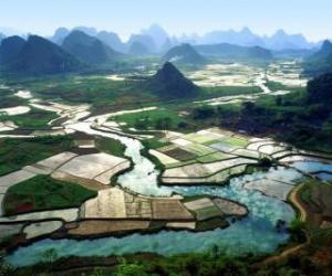 puzzel Het platteland van China, de rivier en rijstvelden