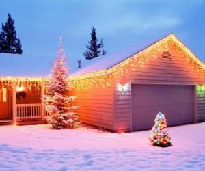 puzzel Huis versierd met kerstversiering en twee kerstbomen in de tuin