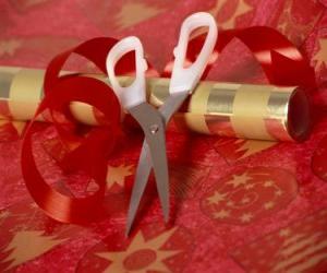 puzzel Hulpmiddelen om wrap vakantie geschenken: schaar, papier en lint voor de band