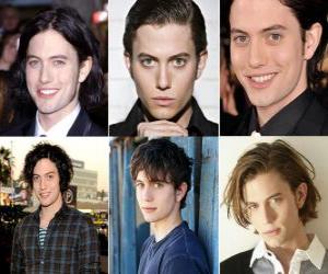 puzzel Jackson Rathbone is een acteur en muzikant, bekend van zijn rol als Jasper Hale in de verfilming van de saga van Stephenie Meyer Twilight.