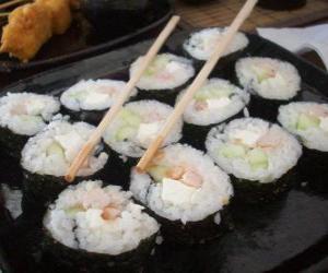 puzzel Japans eten met stokjes, is het bekend als maki sushi gerold is, omdat met zeewier