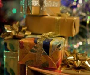 puzzel Kerst cadeaus met decoratieve banden