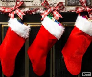 puzzel Kerst sokken met decoratie en opknoping op de muur van de schoorsteen