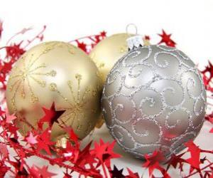 puzzel Kerstballen versierd met sterren en een lint