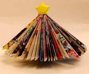 puzzel Kerstboom gemaakt van bladeren van tijdschriften en een gele ster op de punt