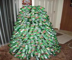 puzzel Kerstboom gemaakt van soda cans