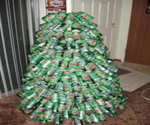 puzzel Kerstboom gemaakt van soda cans