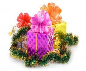 puzzel Kerstcadeaus in verschillende dozen met linten