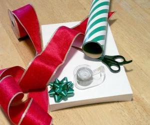 puzzel Kerstcadeaus met decoratieve lint en een schaar