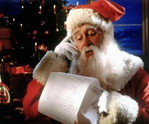 puzzel Kerstman controle op de lijst van namen voor Kerstmis leveren presenteert