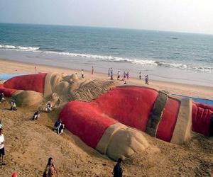 puzzel Kerstman sculptuur op het strand gemaakt