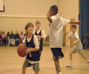 puzzel Kind, basketbal speler met een bal