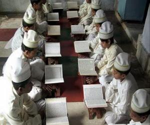 puzzel Kinderen lezen van de Koran of Qoer'&#257;n, het heilige boek van de islam