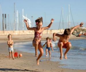 puzzel Kinderen spelen op het strand