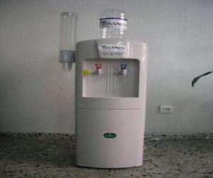 puzzel Koud water dispenser met water tank boven de dispenser kopjes