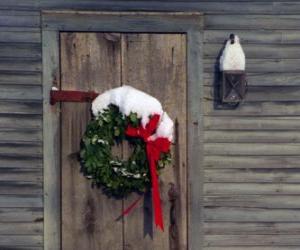 puzzel Krans van Kerstmis hing in de deuropening van een huis