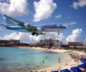 puzzel Landing vliegtuig voorbij over het strand