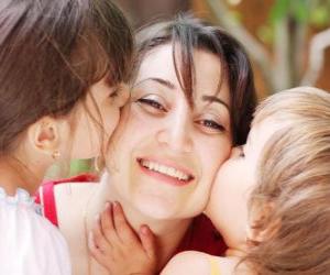 puzzel Mama of moeder te kussen ontvangen van hun kinderen