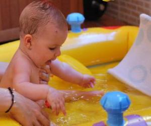 puzzel Meisje baden in een klein opblaasbaar zwembad