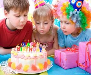 puzzel Meisje in het moment van uitblazen van de kaarsjes op haar verjaardagstaart