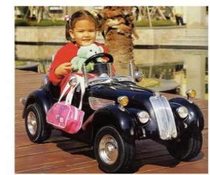 puzzel Meisje op een klassieke speelgoed auto