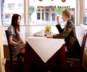 puzzel Miley Stewart (Miley Cyrus) in een restaurant met zijn vriend Travis Brody (Lucas Till)