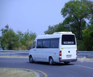 puzzel Minibus in een reis naar de berg