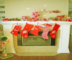 puzzel Open haard in Kerst met de sokken hing en met kerstversieringen