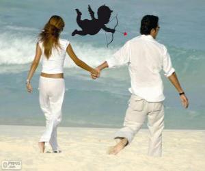 puzzel Paar in liefde lopen langs het strand
