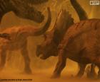 Het beeld en de triceratops van de dinosaurus in de mist