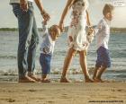 Familie wandelen langs het strand