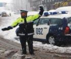 Politieagent of een politiefunctionaris stoppen verkeer