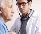 Medische of arts met een stethoscoop opgesteld voor de auscultatie van een patiënt
