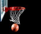 Basketbal bal en het invoeren van de hoepel