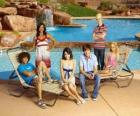 Chad (Corbin Bleu), Taylor (Monique Coleman), Gabriella Montez (Vanessa Hudgens), Troy Bolton (Zac Efron), Ryan Evans (Lucas Grabeel), Sharpay Evans (Ashley Tisdale) naast het zwembad