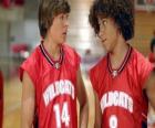 Troy Bolton (Zac Efron) en Chad (Corbin Bleu), met shirt Wildcats