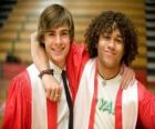 Troy Bolton (Zac Efron) en Chad (Corbin Bleu) de dag van de graduatie