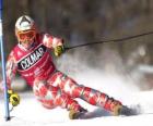 Een skiër in slalom competitie