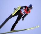 Skier midden in de vlucht door te springen van een trampoline