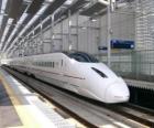 Trein van de hogesnelheidslijn spoorweg in Japan geëxploiteerd (Shinkansen)