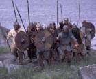 Vikingen uitstappen van zijn boot volledig gewapend en met het schild en de lans in de handen