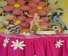 Viering van de verjaardagstaart met kaarsen, geschenken en ballonnen