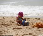 Een meisje die spelen op het strand