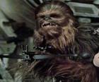 Chewbacca, de grote en behaarde Wookiee, wijzend met zijn geweer