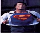 Clark Kent steeds Superman met zijn rode en blauwe uniform om te vechten voor rechtvaardigheid