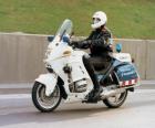 Gemotoriseerde politieagent met zijn motorfiets