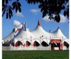 Buitenaanzicht van een circustent of de grote tent klaar voor de functie of prestatie